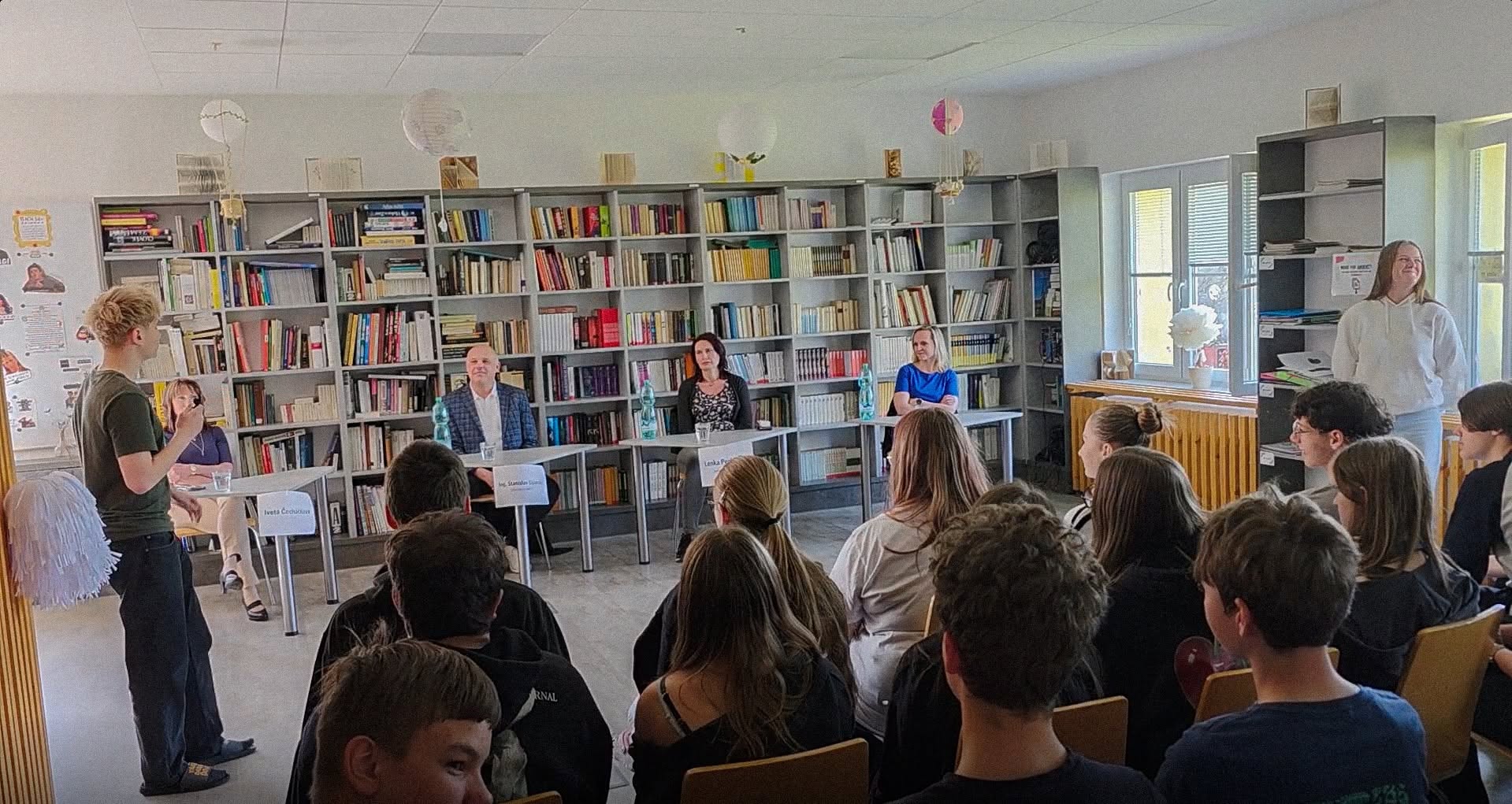 Tisková konference žáků se starostou a dalšími zaměstnanci obce